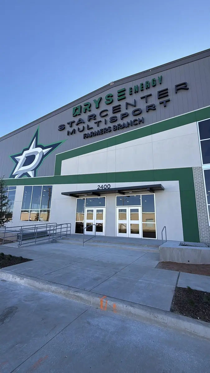 Outdoor building sign and channel letters above the StarCenter Farmers Branch entrance in Dallas